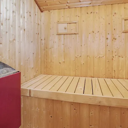 Three-bedroom Holiday In 27 *