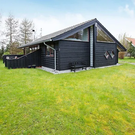 Three-bedroom Holiday In 27 *