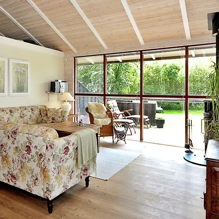 Three-bedroom Holiday In 27 Knebel
