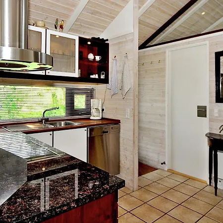 Three-bedroom Holiday In 27 *