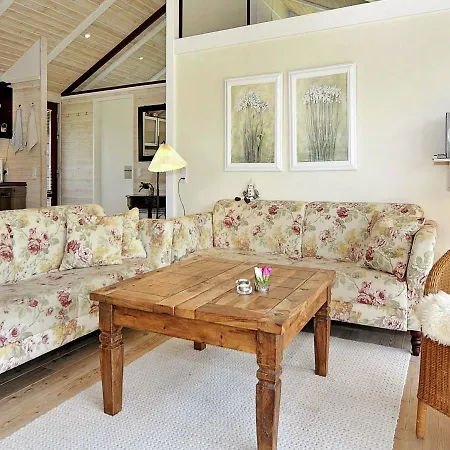 Three-bedroom Holiday In 27 *